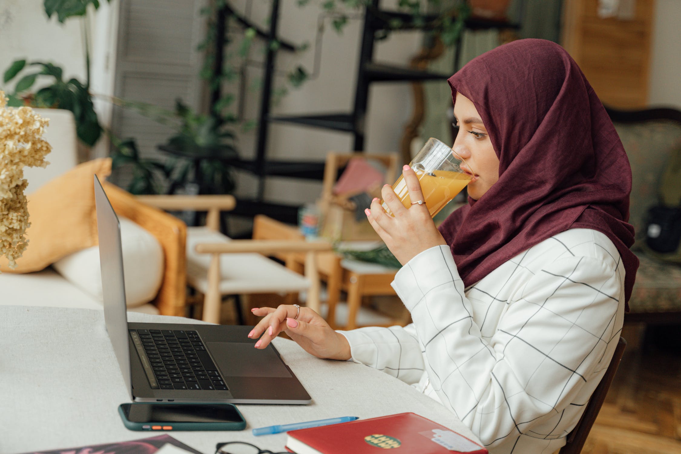 Top 4 Ways an Automated Contact Nurturing Solution Boosts Productivity