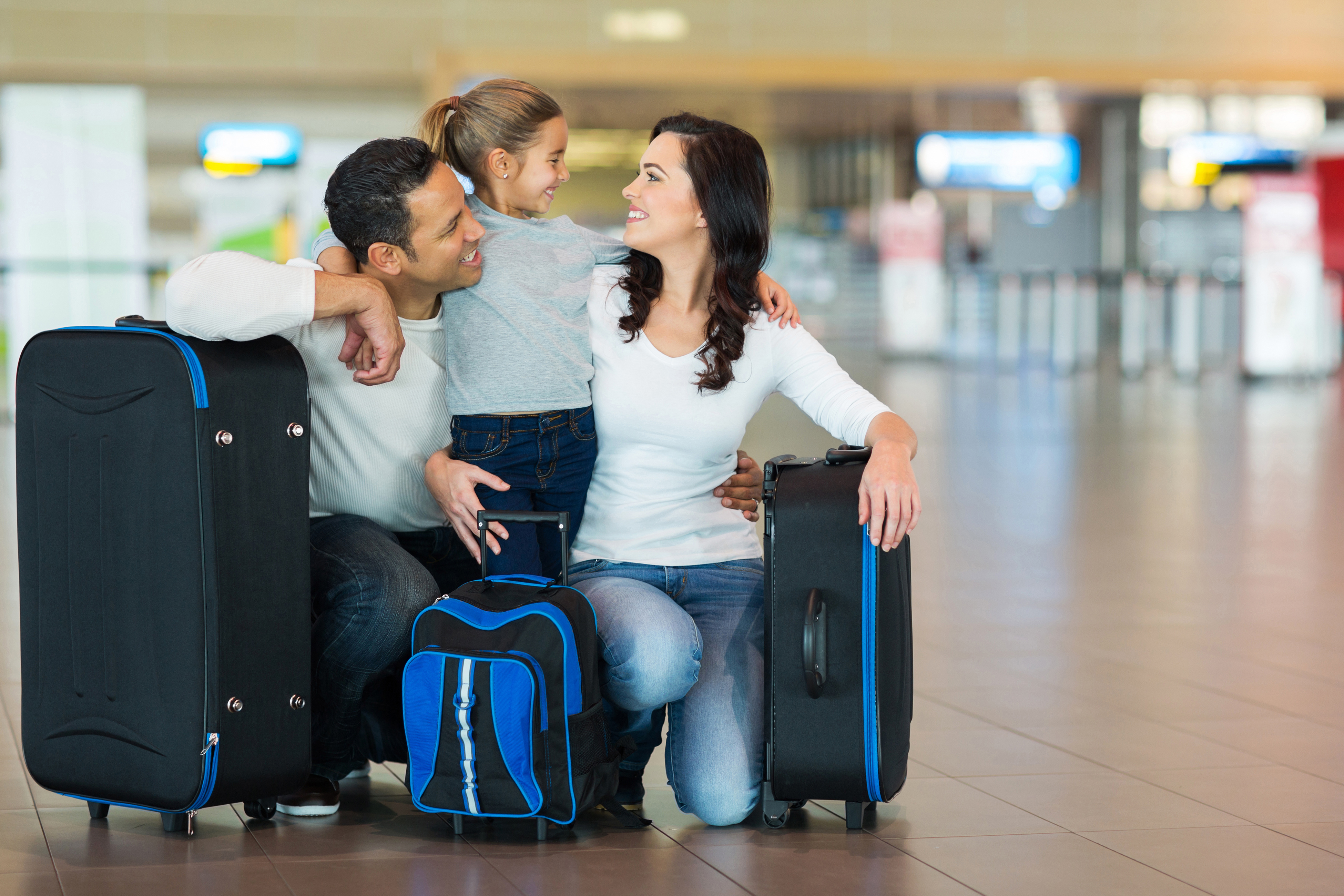 По приезду туристов. Семья с чемоданами. Человек с чемоданом и ребенок. Чемодан в аэропорту. Семья с чемоданами в аэропорту.