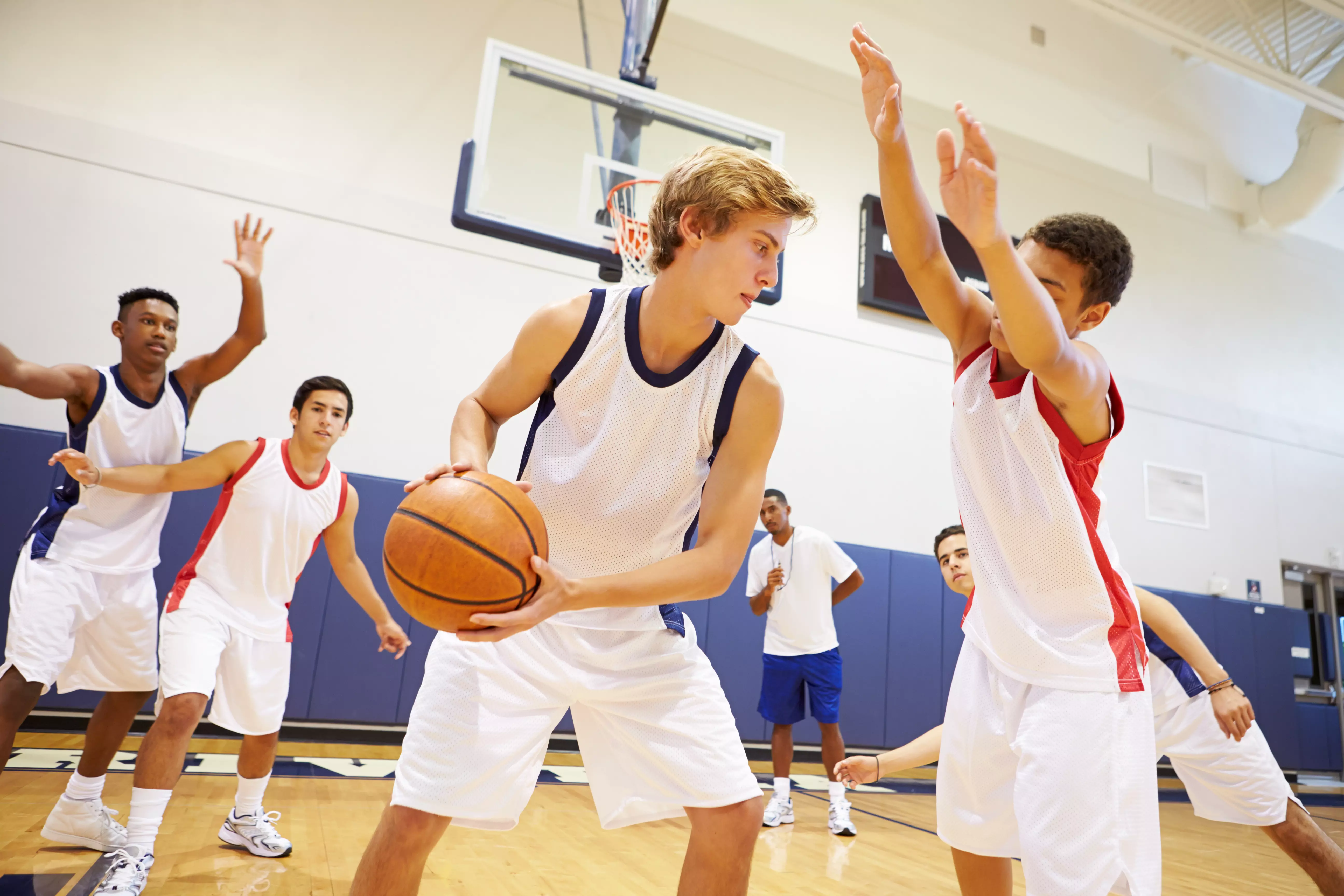 Баскетболом занимается 48 человек. Занятия по баскетболу. Тренировка по баскетболу. Баскетбол в школе изображение. Картинки по баскетболу для школьников.
